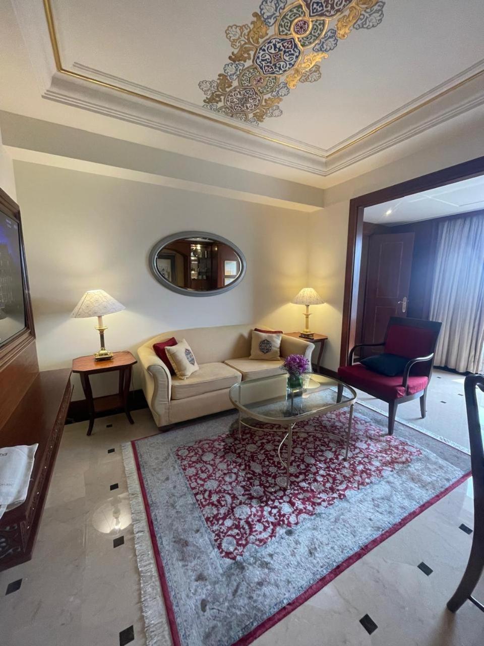 Itc Maurya, A Luxury Collection Hotel, Nueva Delhi Exterior foto Living room of a suite at the Taj Mahal Palace