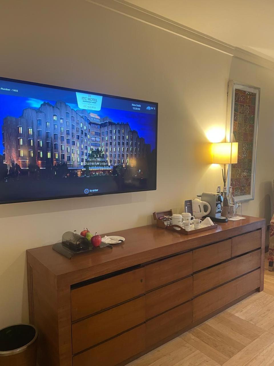 Itc Maurya, A Luxury Collection Hotel, Nueva Delhi Exterior foto A television in a hotel room