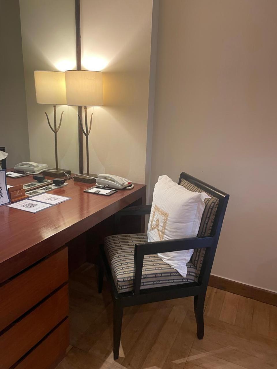 Itc Maurya, A Luxury Collection Hotel, Nueva Delhi Exterior foto A desk in a hotel room