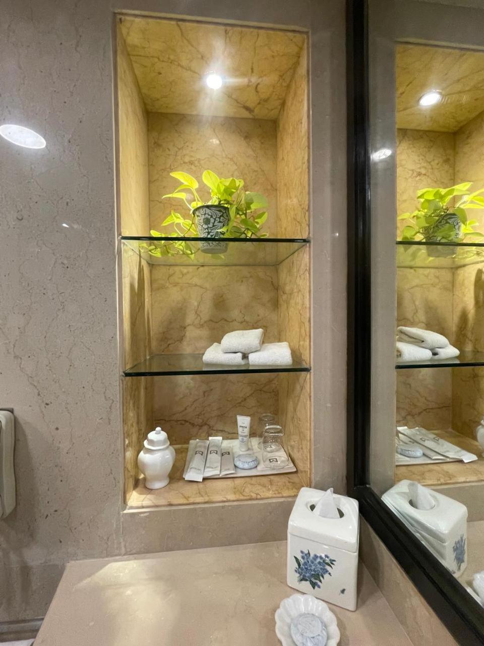 Itc Maurya, A Luxury Collection Hotel, Nueva Delhi Exterior foto A bathroom in a hotel