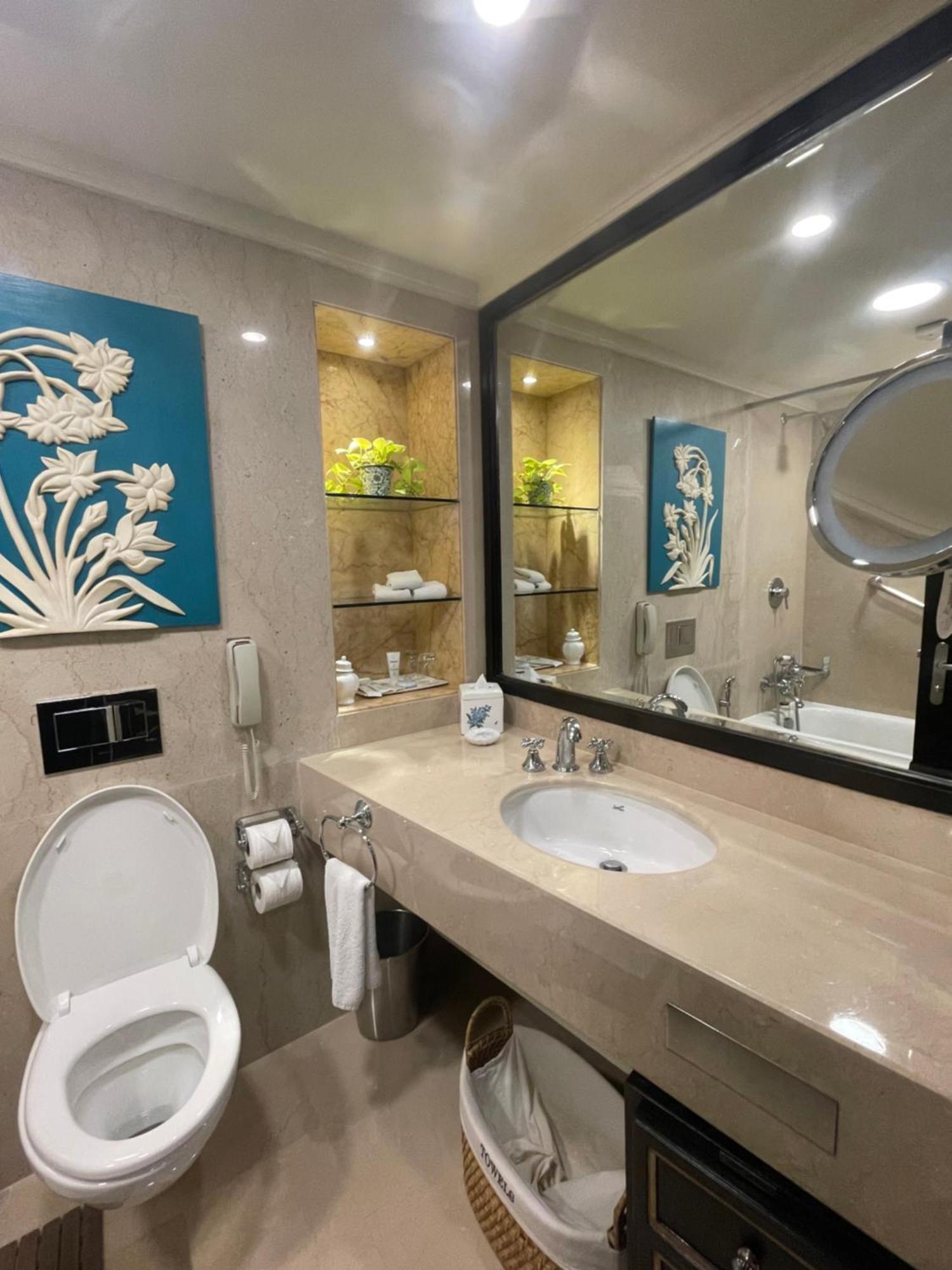 Itc Maurya, A Luxury Collection Hotel, Nueva Delhi Exterior foto Bathroom of a suite at the Taj Mahal Palace, Mumbai