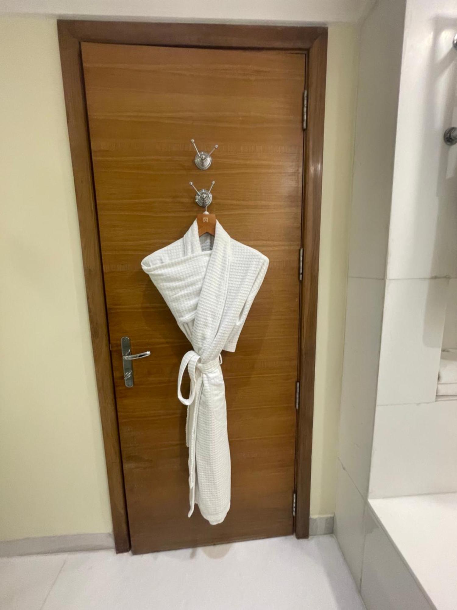 Itc Maurya, A Luxury Collection Hotel, Nueva Delhi Exterior foto A bathrobe hanging on a door